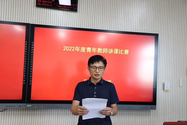 必赢626net入口首页副书记兼副院长王家武介绍评委和参赛教师.JPG