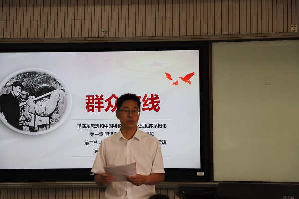 必赢626net入口首页副院长殷旭辉副教授介绍评委和参赛教师.JPG